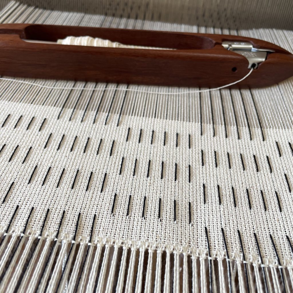 Weaving with black gathering threads
